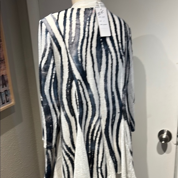 Elegant Zebra Print Blouse - Picture 4 of 12